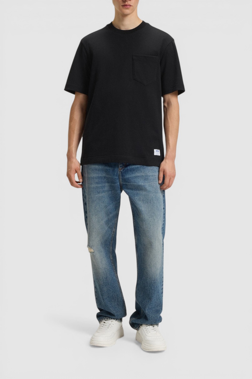 תמונת כל הלוק של חולצת טי בגזרה ישרה